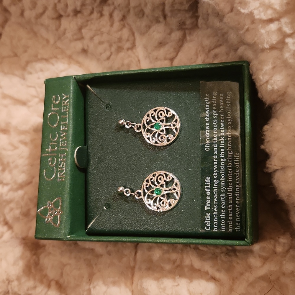 CELTIC ORE IRISH JEWELLERY  NIB TREE OF LIFE EARRINGS SILVER WITH GREEN STONE